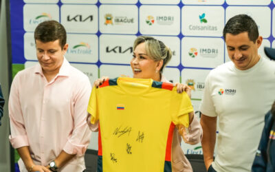 Alcaldesa de Ibagué entrega bandera a la selección Colombia para la Billie Jean King Cup