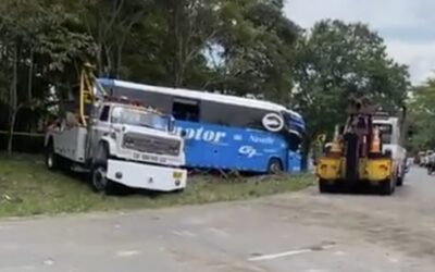 Tragedia vial en Payandé: activan emergencia tras volcamiento de bus