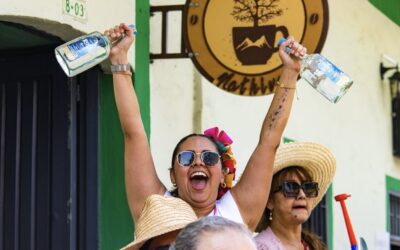 El desfile de San Juan se bailó al ritmo de Tapa Roja, la bebida oficial del Festival Folclórico