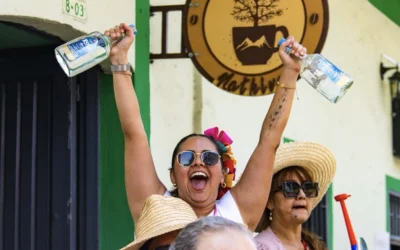 El desfile de San Juan se bailó al ritmo de Tapa Roja, la bebida oficial del Festival Folclórico