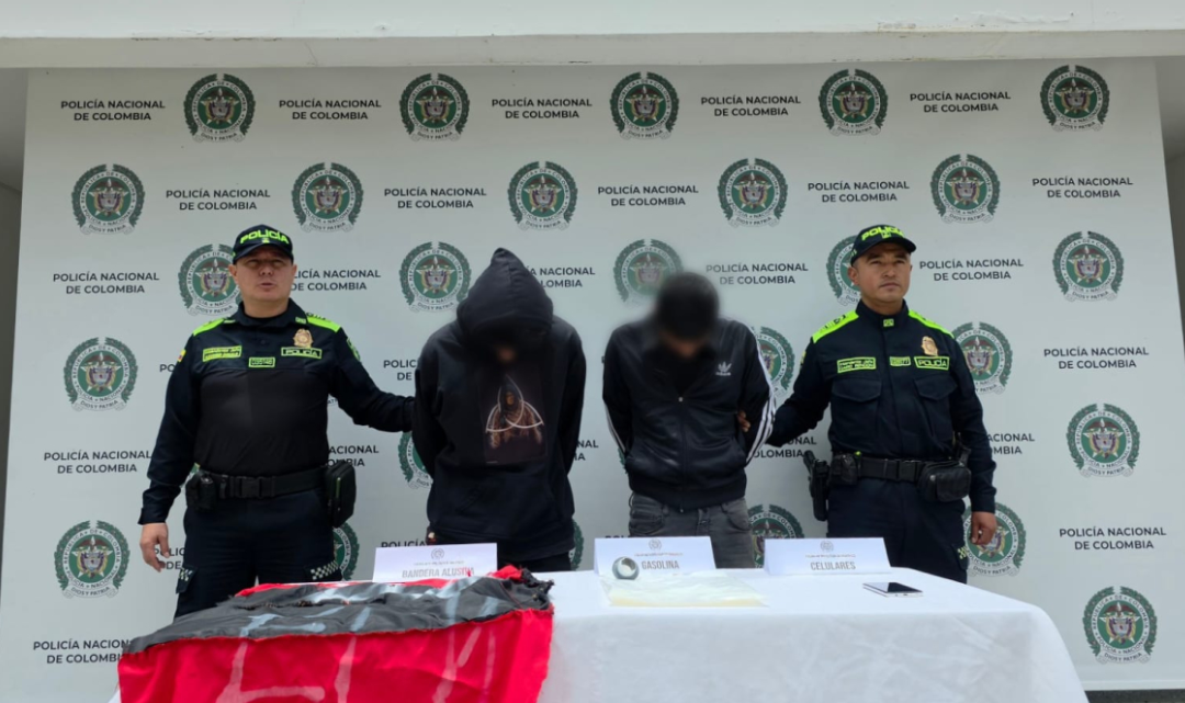 Alerta en la vía Manizales-Murillo: capturan a dos hombres con banderas alusivas al ELN