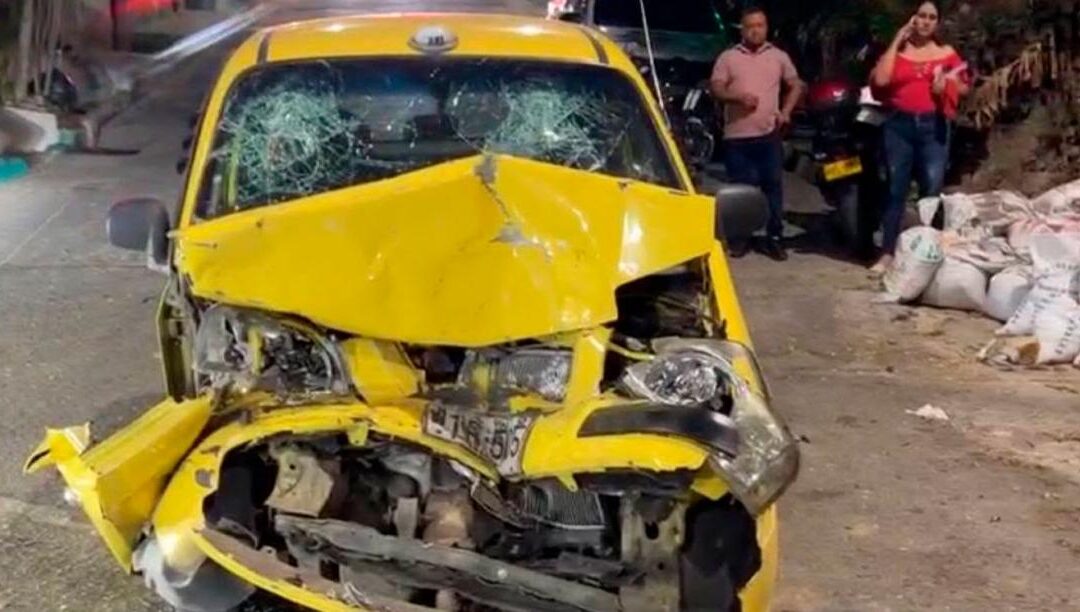 Taxi fuera de control causa fuerte accidente en la cuesta del barrio Uribe Uribe