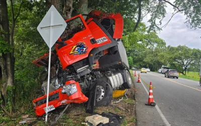 Tragedia en Río Recio: conductor murió tras volcar tractocamión en la vía Lérida–Armero