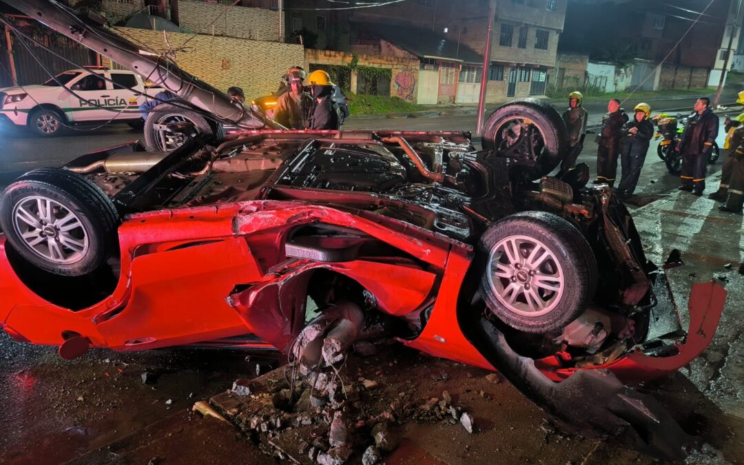 Bomberos rescataron a dos personas atrapadas en accidente de tránsito en la ‘avenida fantasma’