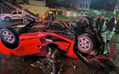 Bomberos rescataron a dos personas atrapadas en accidente de tránsito en la ‘avenida fantasma’